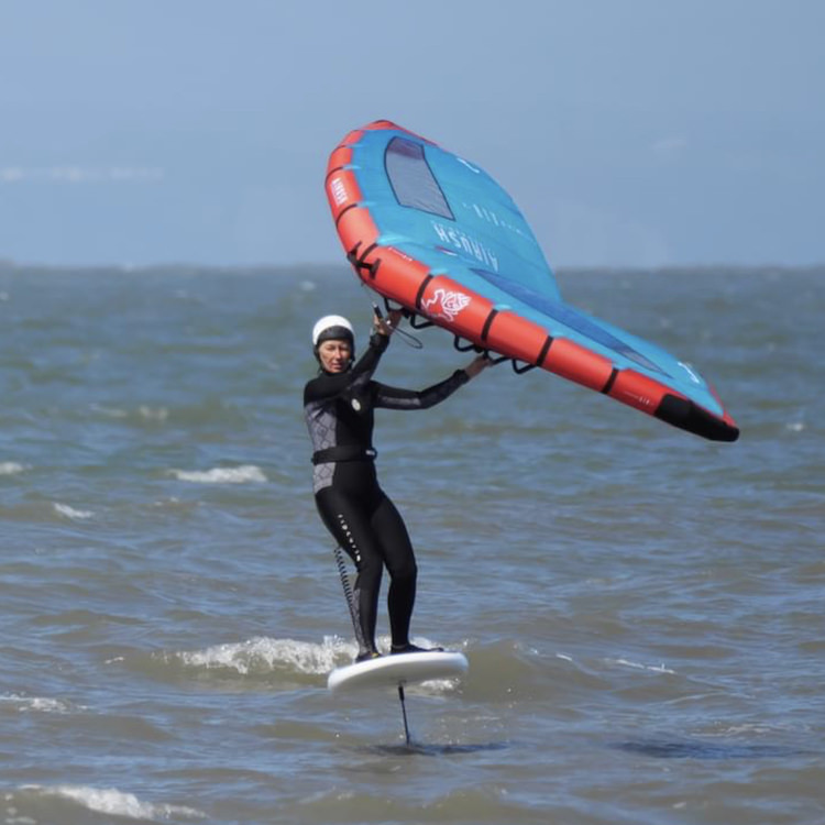 Jo windsurfing!